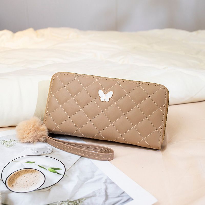 Carteira longa vintage com detalhes em borboleta e design acolchoado - Porta-moedas elegante inspirado na Chanel com pingente de pompom e compartimentos para vários cartões_voghion.com