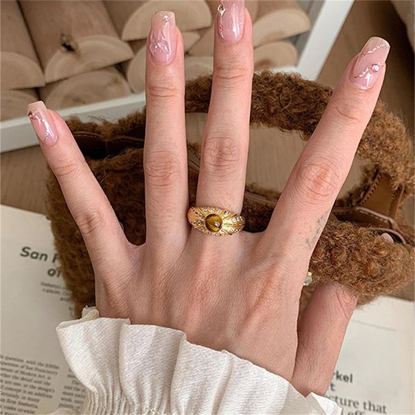 Anello da donna con design a nicchia per indice, in micro pavé di zirconi, con pietra occhio di tigre in oro spazzolato, stile retrò di alta qualità_voghion.com