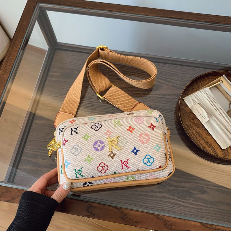 Luxuriöse Umhängetasche für Damen, klassisches Blumenmuster, K-Gold-Akzent, leichter Reißverschluss, verstellbarer Riemen, Pendlertasche, 22 x 6 x 15 cm_voghion.com