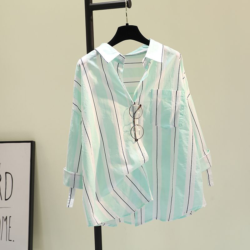 Maglietta con tasca singola a righe verticali in cotone e protezione solare_voghion.com