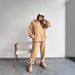 Completo da donna con felpa oversize con cappuccio e pantaloni jogger - Due pezzi streetwear foderati in pile, in grigio e cachi | Coulisse, comfort e stile urbano_voghion.com