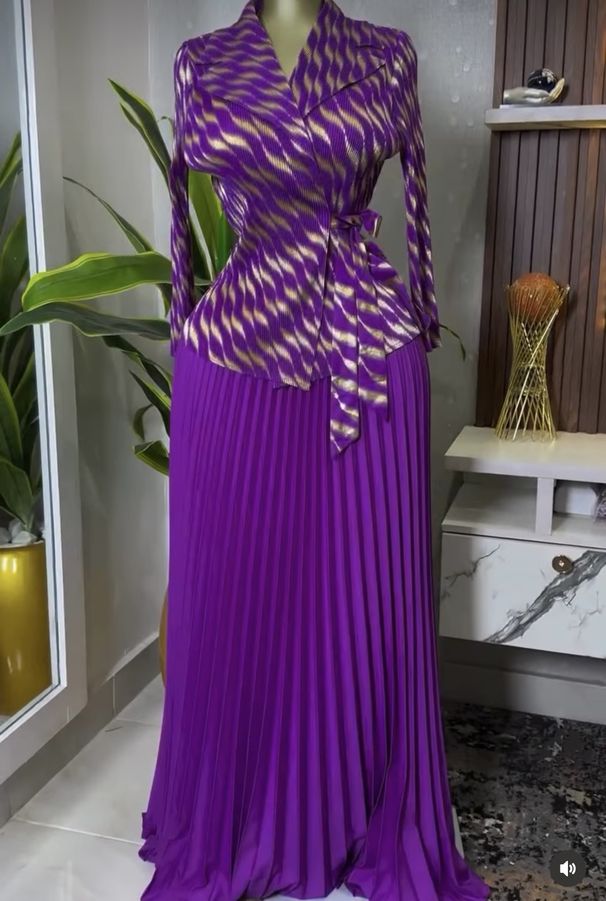 Damenbekleidung Three House Plissee-Oberteil mit Heißprägeverfahren und Aufdruck + 360° großer Swingrock_voghion.com