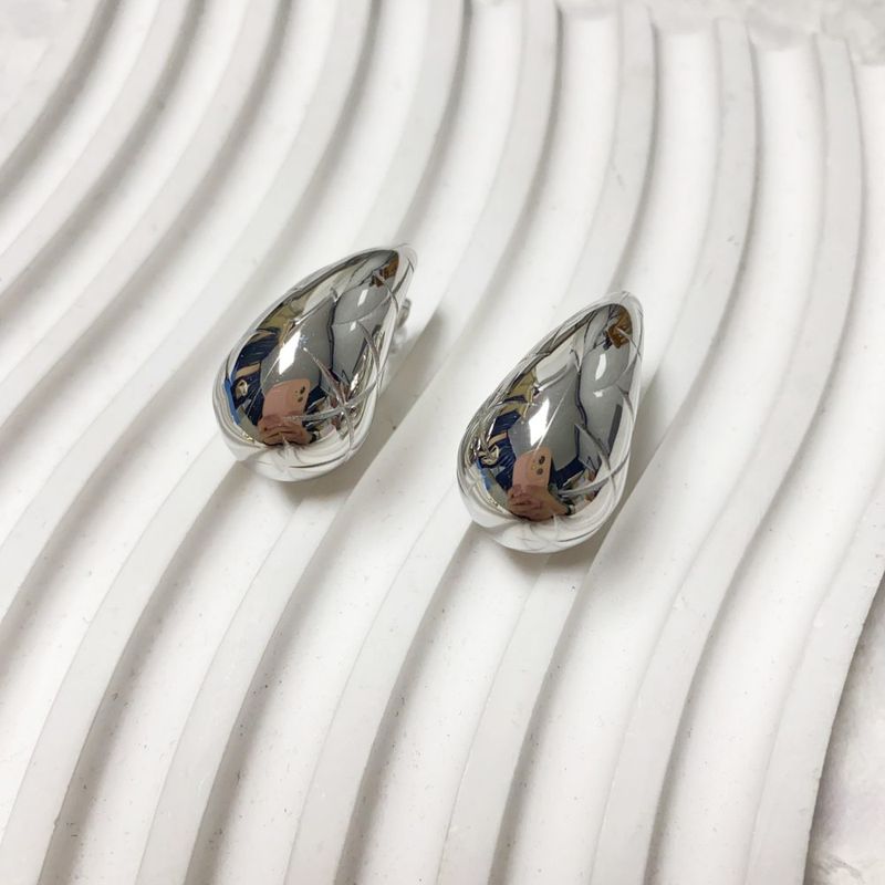 Fashion gold-plated drop earrings_voghion.com