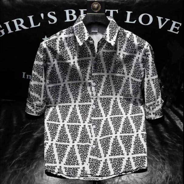 Ein trendiges, modisches und individuell bedrucktes Halbarmshirt für den Sommer, ein dünnes, figurbetontes und cooles Herrenshirt_voghion.com