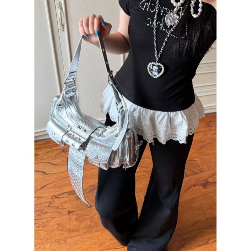 Una borsa a tracolla alla moda per l'autunno e l'inverno 2025, con borchie argentate. Uno stile fresco e dolce, adatto per un look casual e versatile._voghion.com