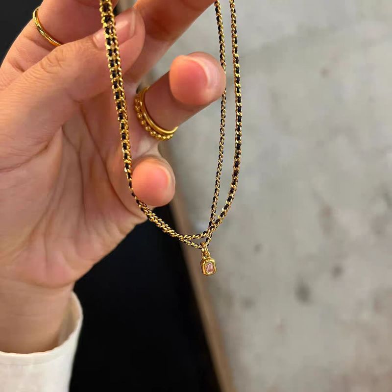 Collier en forme de cube de sucre en or noir pour femme, exquis, petit diamant rose, chaîne de clavicule cubaine de luxe légère, 2024_voghion.com