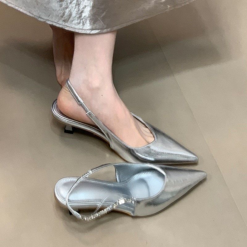 Hochwertiges, edles Kleid mit Strasssteinen und spitzen Sandalen mit geschlossener Spitze_voghion.com