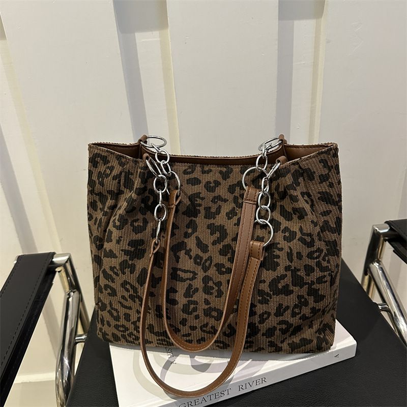Light Luxury Casual Leopard Print Handbag Tote 2024 Summer New Large Capacity Chain Shoulder Commuter Underarm Bag_voghion.com