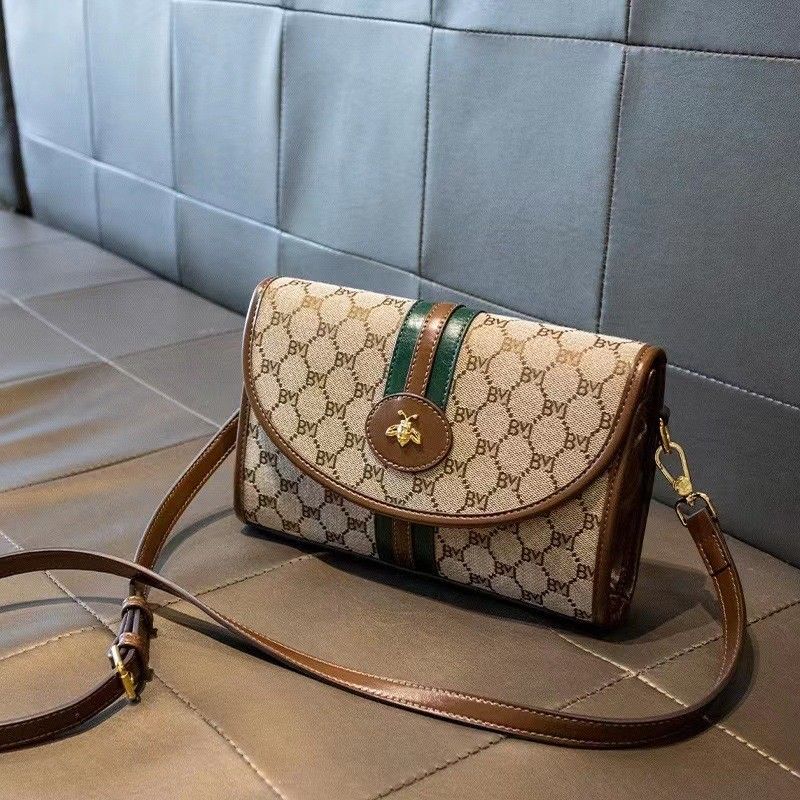 Die Tasche 2023, Die neue Modetasche, Die Umhängetasche, Die Umschlagtasche_voghion.com
