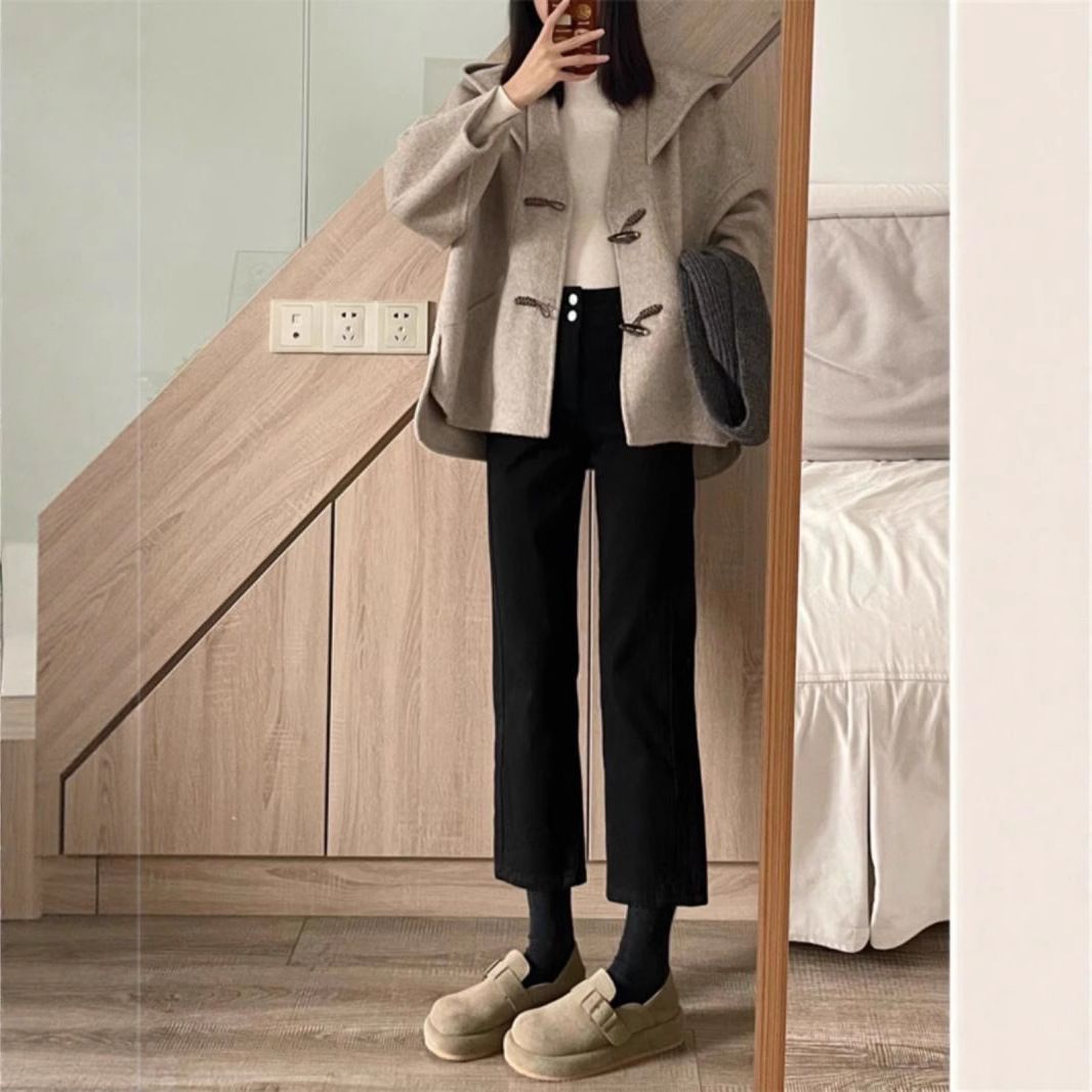 Jaqueta feminina curta de lã com botões de chifre, estilo outono/inverno, com capuz e design elegante._voghion.com