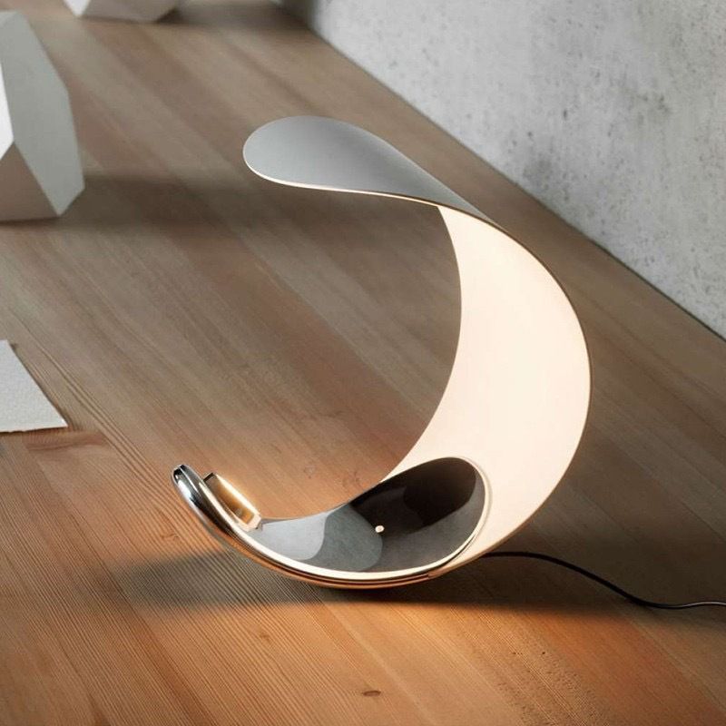 Lampada da tavolo a forma di C con tocco creativo, design italiano Moon Sense, semplice camera da letto, atmosfera a mezzaluna_voghion.com