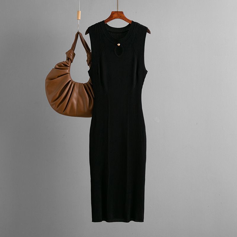 Gonna aderente in maglia di seta ghiacciata, senza maniche, a girocollo, tinta unita, lunghezza media, da donna_voghion.com