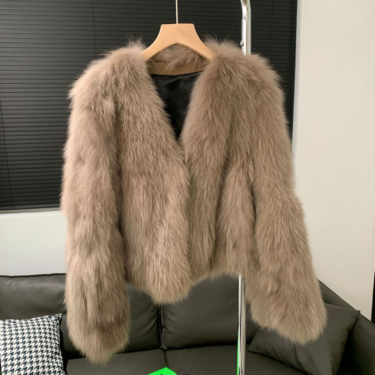 Damenbekleidung Luxuriöser Kurzmantel aus Fuchspelz – Elegante Kunstpelzjacke mit V-Ausschnitt für Damen für den Winter_voghion.com