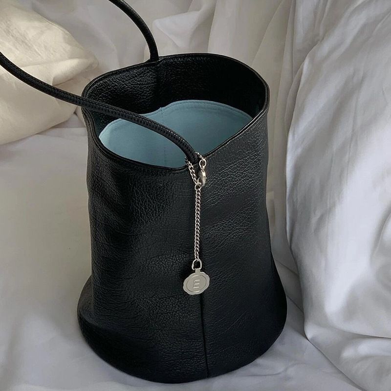 2025 Spring Summer New Large Capacity Bucket Top Layer Cowhide High-End Commuter Underarm Versatile Shoulder Women's Bag_voghion.com