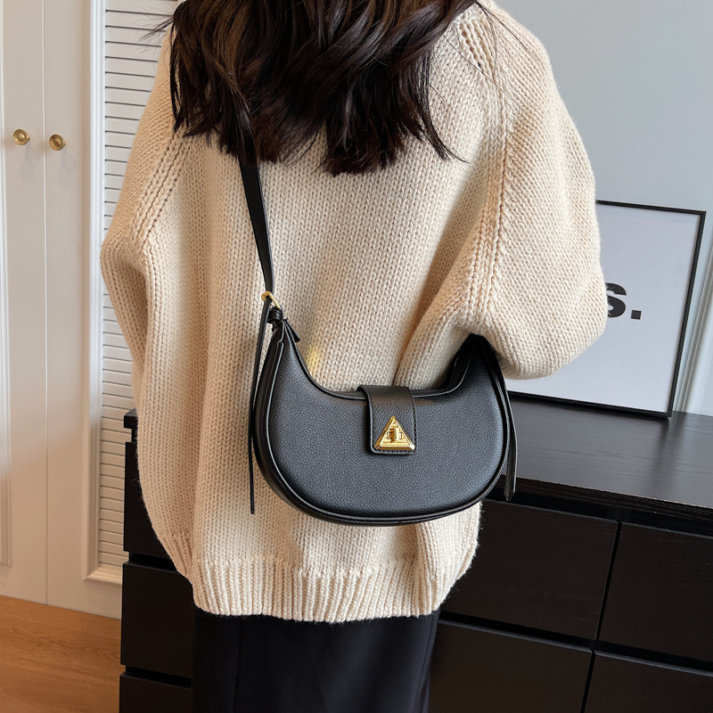 P7 2023 New Underarm Bag Women's New Month Bag Simple And Versatile Women's Bag Popular Niche Design Lock Crescent Women's Bag_voghion.com
