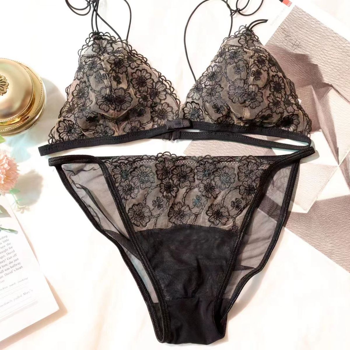 Set reggiseno imbottito con spalline sottili ricamate in intimo Fantasy francese_voghion.com