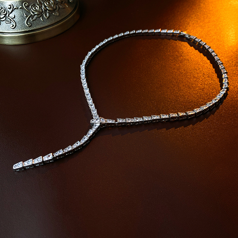 Naszyjnik z cyrkonii w kształcie węża od projektanta podkreśla ciężki przemysł, lekki luksus i stylowy, wszechstronny i ekskluzywny charakter łańcuszka kołnierzykowego_voghion.com