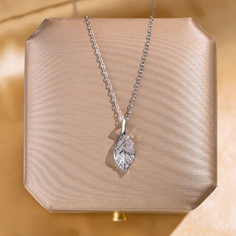 Collana con ciondolo in acciaio al titanio con intarsio quadrato in stile semplice e zircone placcato oro_voghion.com