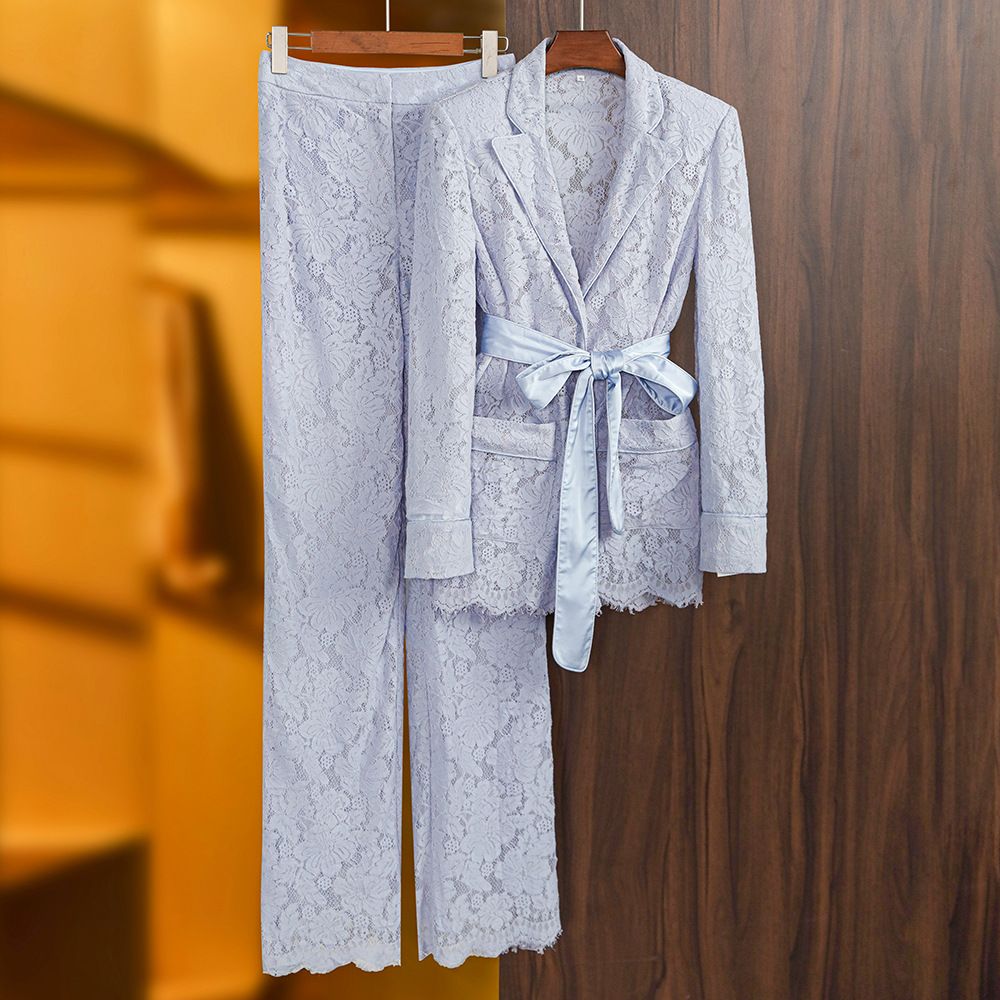 Elegante completo da donna con pantaloni a vita alta con lacci in pizzo e blazer con revers, due pezzi, per ufficio e abbigliamento casual_voghion.com