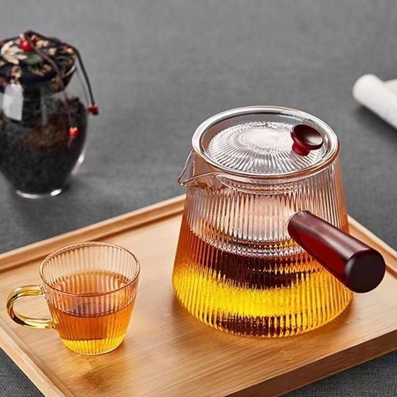Teekanne aus Glas mit Holzgriff und vertikalen Streifen – hitzebeständig und mit dickwandigem Seitengriff und Filter – für die Zubereitung von Tee auf dem Herd oder im Wasserkocher geeignet_voghion.com