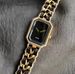 Montre femme classique, moderne, petite, carrée, noire et dorée, style vintage milieu du siècle, bracelet à chaîne tressée._voghion.com