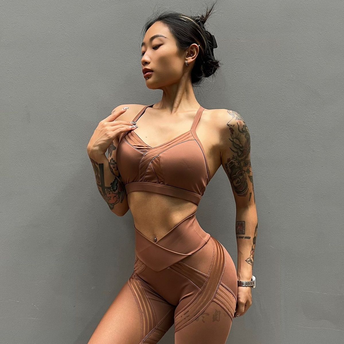 Seksualios tinklinės perspektyvinės kryžminio sujungimo fitneso kelnės, jogos pratimams, klubų pakėlimui, aukštu juosmeniu, elastingos, greitai džiūstančios._voghion.com