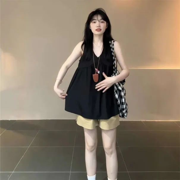 Ensemble deux pièces coréen décontracté et tendance pour femme, composé d'un haut noir à col V et d'un short, idéal pour l'été et les jeunes._voghion.com