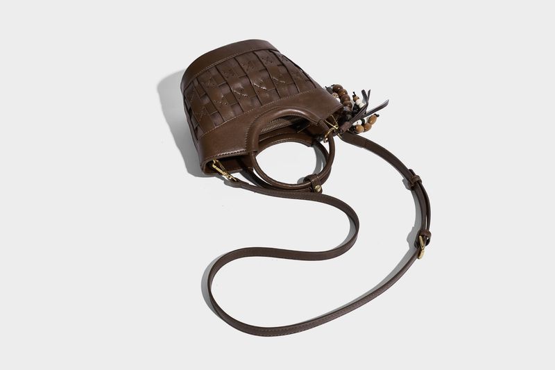 Bolsa balde com design de nicho trançado e inspiração retrô, nova chegada do outono de 2025, cesta de vegetais, estética, versátil, bolsa tote e bolsa de ombro_voghion.com