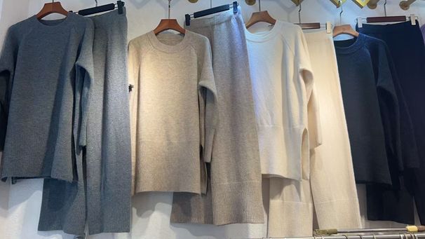 Completo moderno in maglia con orlo diviso: maglione oversize + pantaloni a gamba larga in grigio tenue, avena, bianco e nero (misto acrilico traspirante)_voghion.com