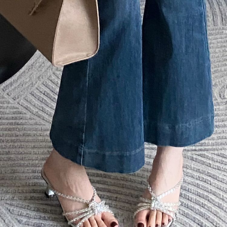 2025 Sommer-Stil Französisch Sanfte Square Bow Cross Strap High Heels Oberbekleidung Set mit nackten Zehen Kalten Hausschuhen für Frauen_voghion.com