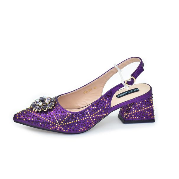 Chaussures à talons mi-hauts et bout pointu ornées de strass, avec un design entièrement orné de diamants, associées à un sac de soirée tendance entièrement orné de diamants_voghion.com