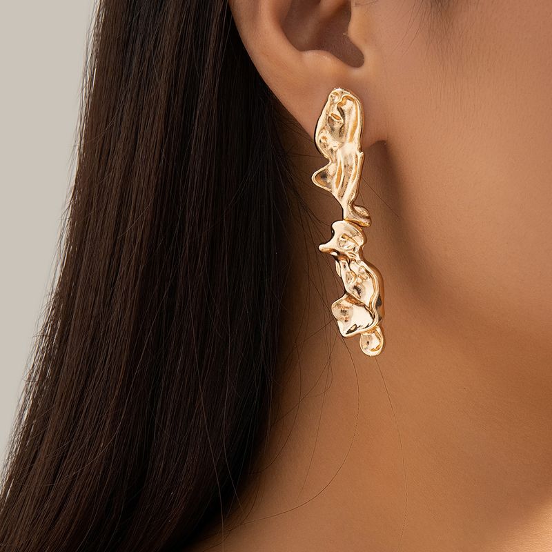 Collana girocollo con colletto irregolare plissettato liquido alla moda, in metallo lava, orecchini a bottone abbinati_voghion.com