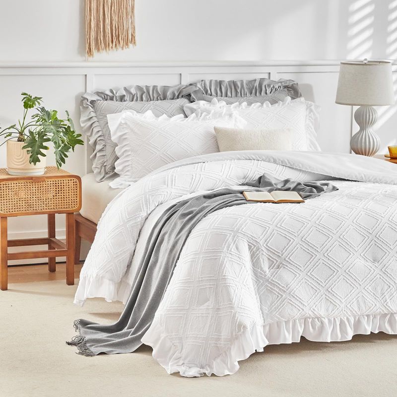 White Diamond Tufted Cut-Out Quilt Set With Ruffled Edge - Polyester Comforter (3-Piece Set, Premium Quality)​_voghion.com
