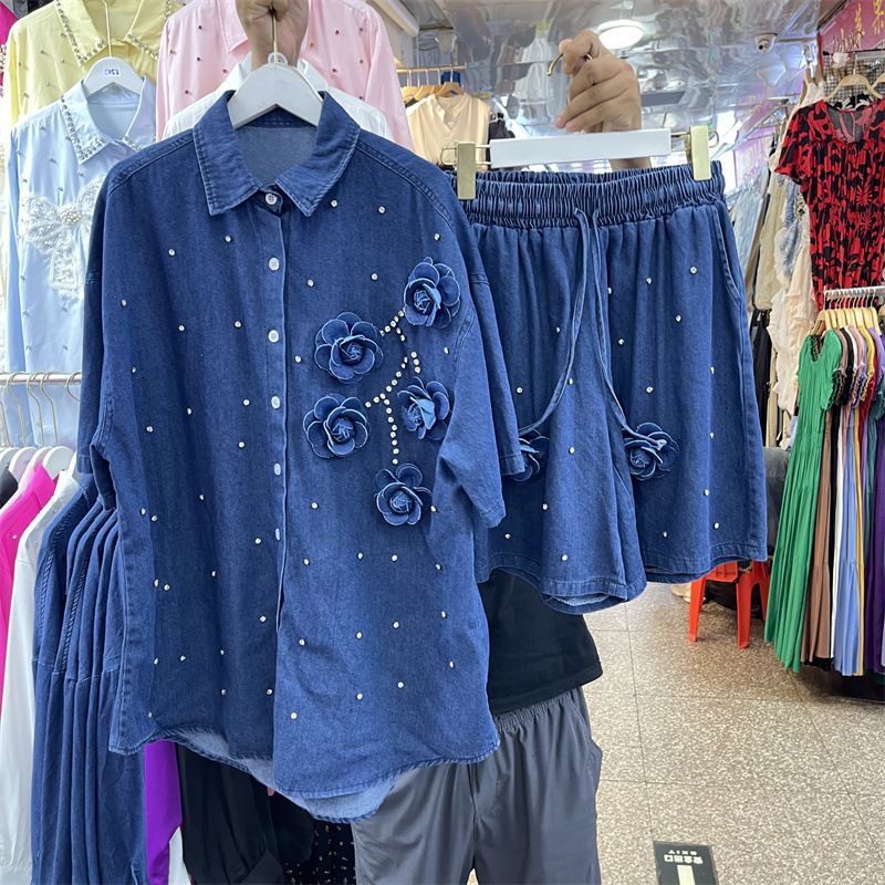 Completo estivo da donna con due pezzi, camicia a maniche corte in denim con fiori tridimensionali e chiodo pesante, pantaloncini con elastico in vita_voghion.com
