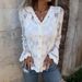 Elegante Spitzenbluse mit V-Ausschnitt – Fließendes Langarm-Top mit Flatterärmeln und Knopfdetail (Weiß/Schwarz/Haut, S-XXL)_voghion.com