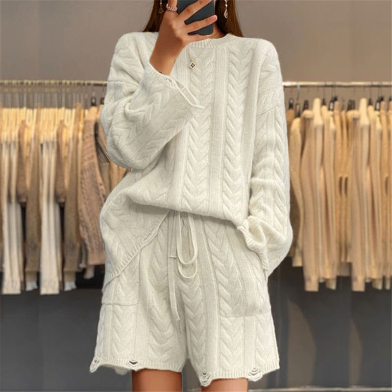 ​Kuscheliges Set aus Strickpullover und Shorts mit hoher Taille für Damen – lässiges Herbst-Winter-Outfit, lockere Passform, Rundhalsausschnitt, lange Ärmel, Zopfmuster_voghion.com