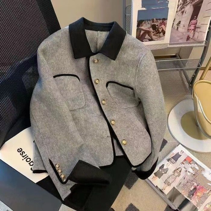 "Chanel-geïnspireerd kort tweedjasje – Metallic blazer met knopen en contrasterende kraag (beige/asgrijs)"_voghion.com