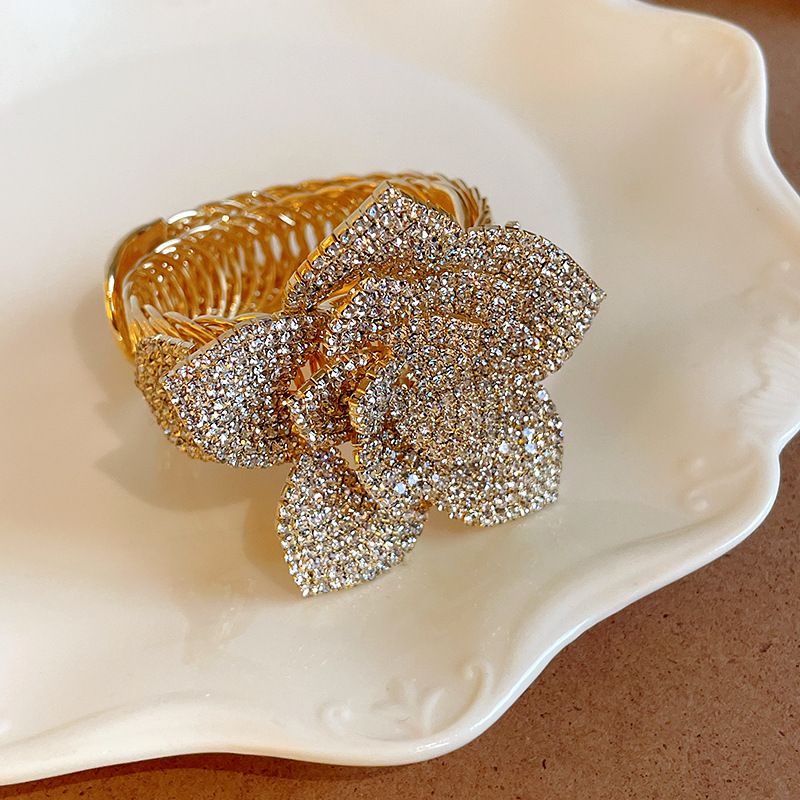 Braccialetto personalizzato con fiore tridimensionale intarsiato di diamanti, regolabile, leggero, alla moda, di lusso, dal design pesante_voghion.com