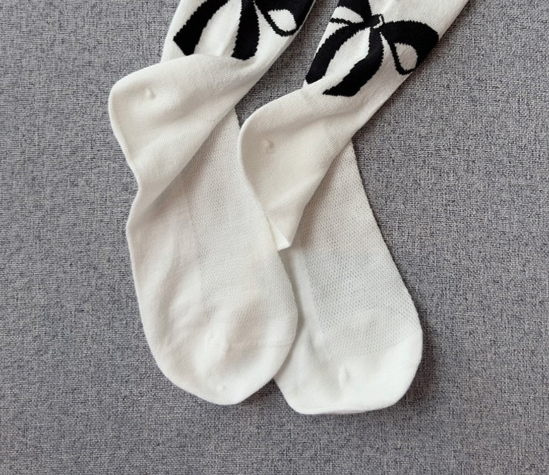 Heißer Verkauf M Marke Trend Frühling und Sommer Dünner Stil Niedlicher Rücken Buchstabe Schmetterling Schleife Netzstoff Mittelrohr Socken Damen

_voghion.com
