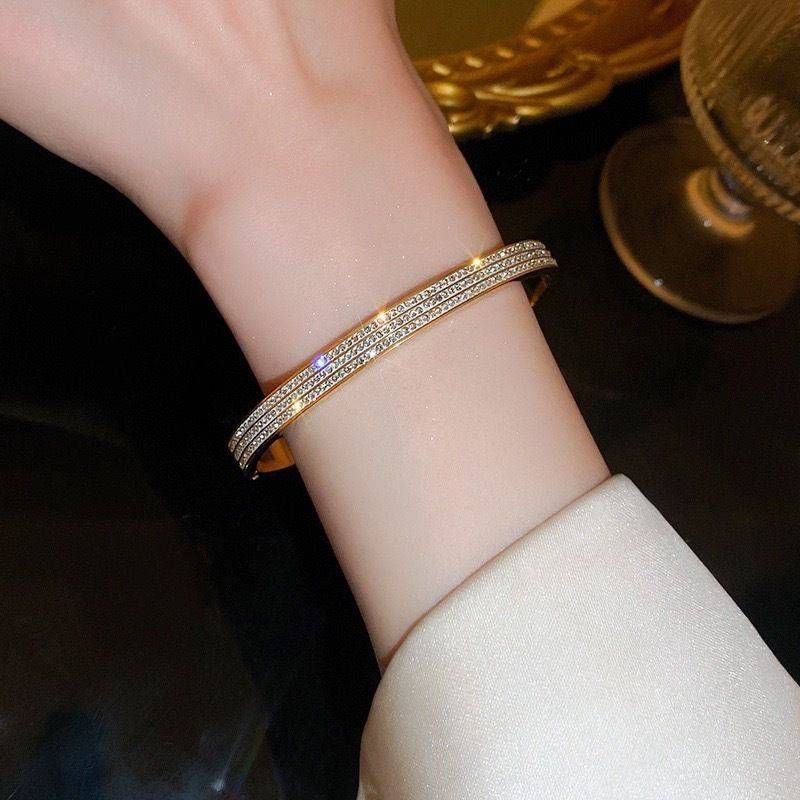 The Shiny Light Luxury Fashionable Titanium Steel Bracelets Are All Over The Sky. Snap Bracelet,_voghion.com