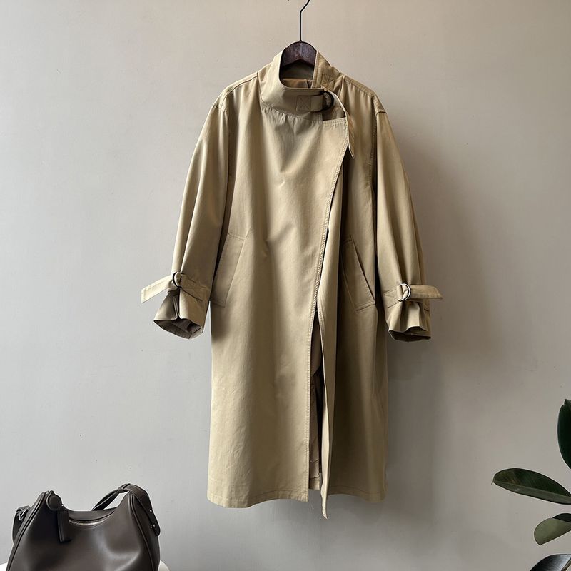 Giacca a vento lunga e ampia da donna in stile trench color cachi con fibbie in metallo, collo alto e tasche_voghion.com