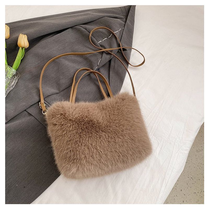 Borsa a tracolla piccola quadrata in peluche, autunno e inverno, in pelliccia di volpe imitazione, versatile e avanzata, da tenere a mano._voghion.com