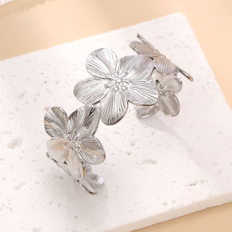 Bracciale versatile regolabile placcato oro a forma di fiore, in acciaio al titanio, resistente alla luce, da donna_voghion.com