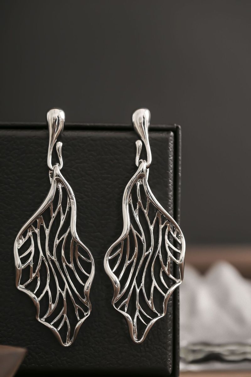 Messing vergoldete leichte Luxus-Metall-Minimalist-Ohrringe mit hohlem Blatt-Nischendesign für Frauen_voghion.com