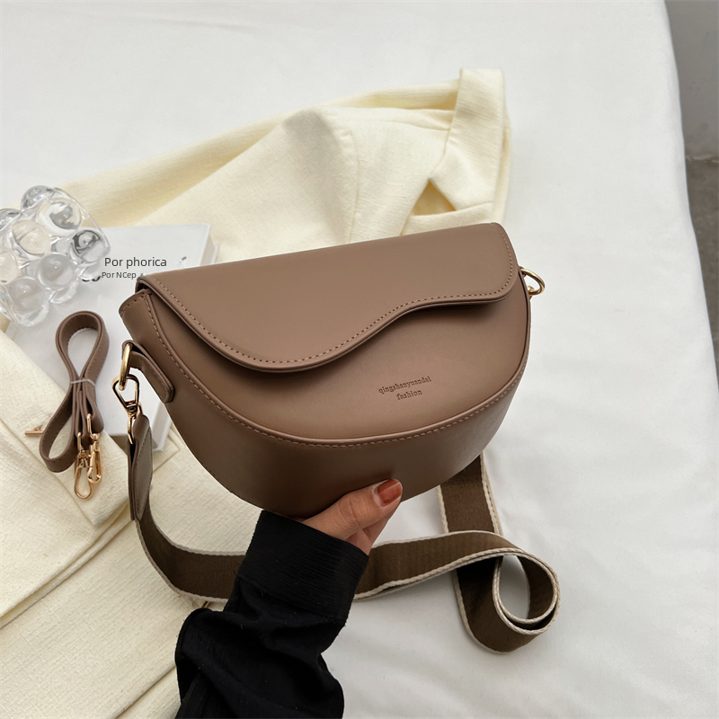 Borsa piccola da donna in pelle sottobraccio con tracolle a catena, retrò, estate 2023_voghion.com