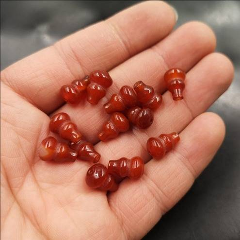 Preisgünstiges DIY-Zubehör aus Jade, dreidimensionaler kleiner Kürbisanhänger mit Durchgangsloch aus rotem Achat, Zubehör aus losen Perlen_voghion.com