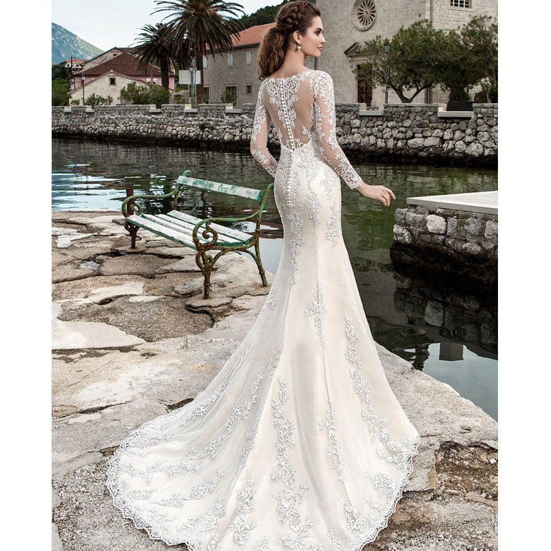 Vestido de novia de estilo retro con cola pequeña y encaje, manga larga, espalda descubierta y estilo bosque._voghion.com