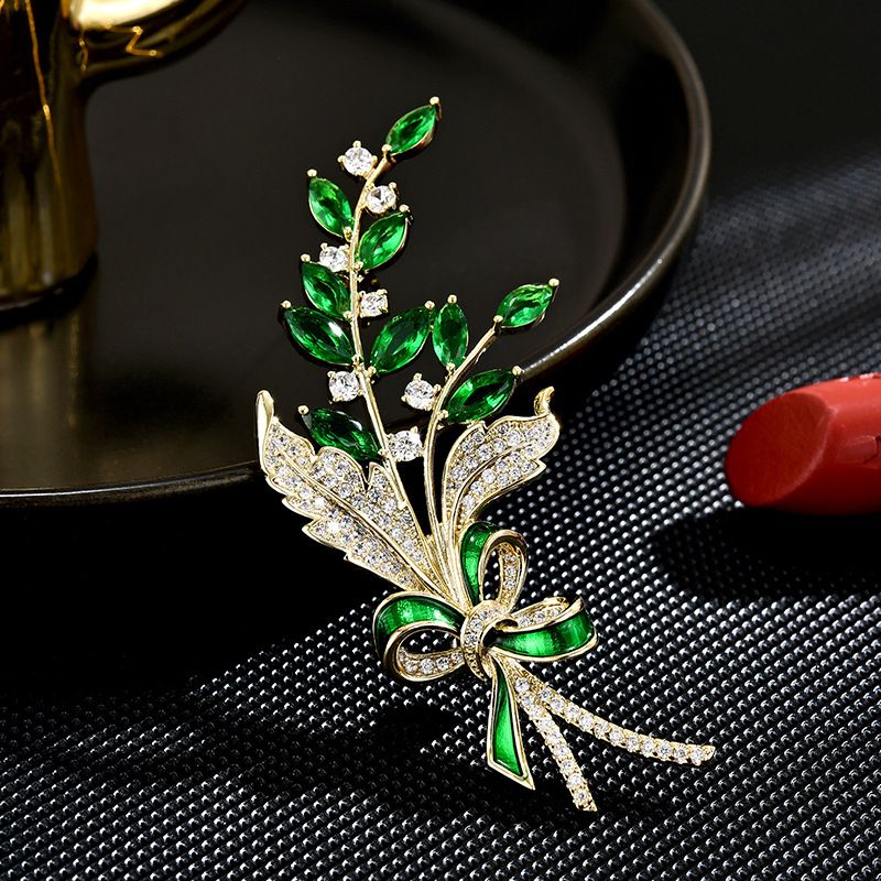 Emerald leaf brooch, high-end, exquisite, fresh, fashionable, luxurious, versatile, pin, suit, chest flower accessory, female_voghion.com