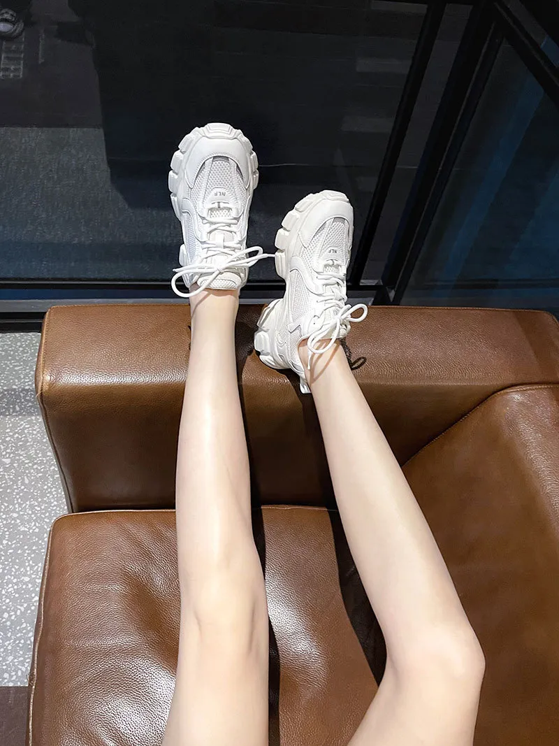 2023 Nouvelles chaussures de papa printemps et été pour femmes, surface en maille, cuir augmenté, fond épais, chaussures blanches fines et respirantes tout-assorti_voghion.com