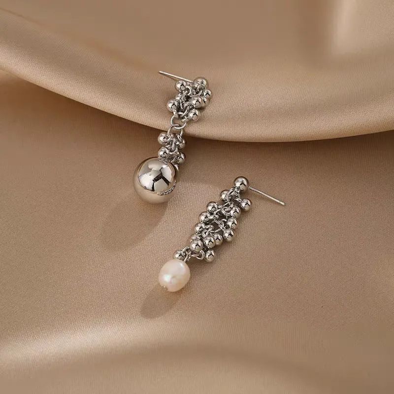 Orecchini a sfera in metallo asimmetrico 2024 Nuovo temperamento di alta gamma con design elegante per le donne_voghion.com